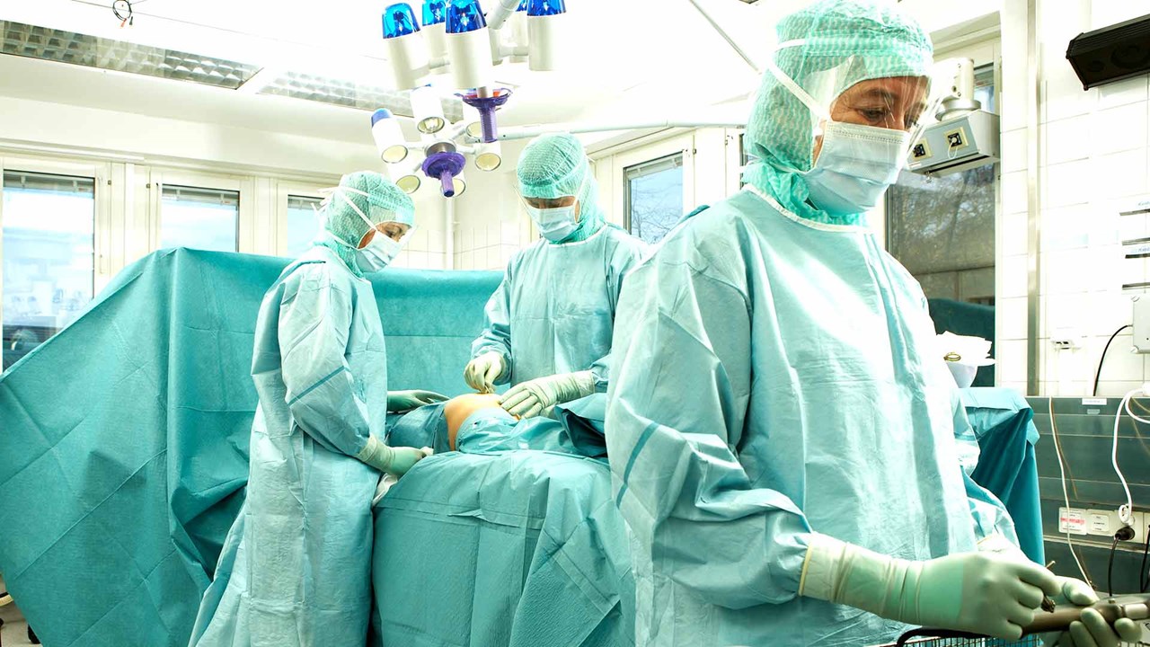 Los cirujanos que operan en quirófano